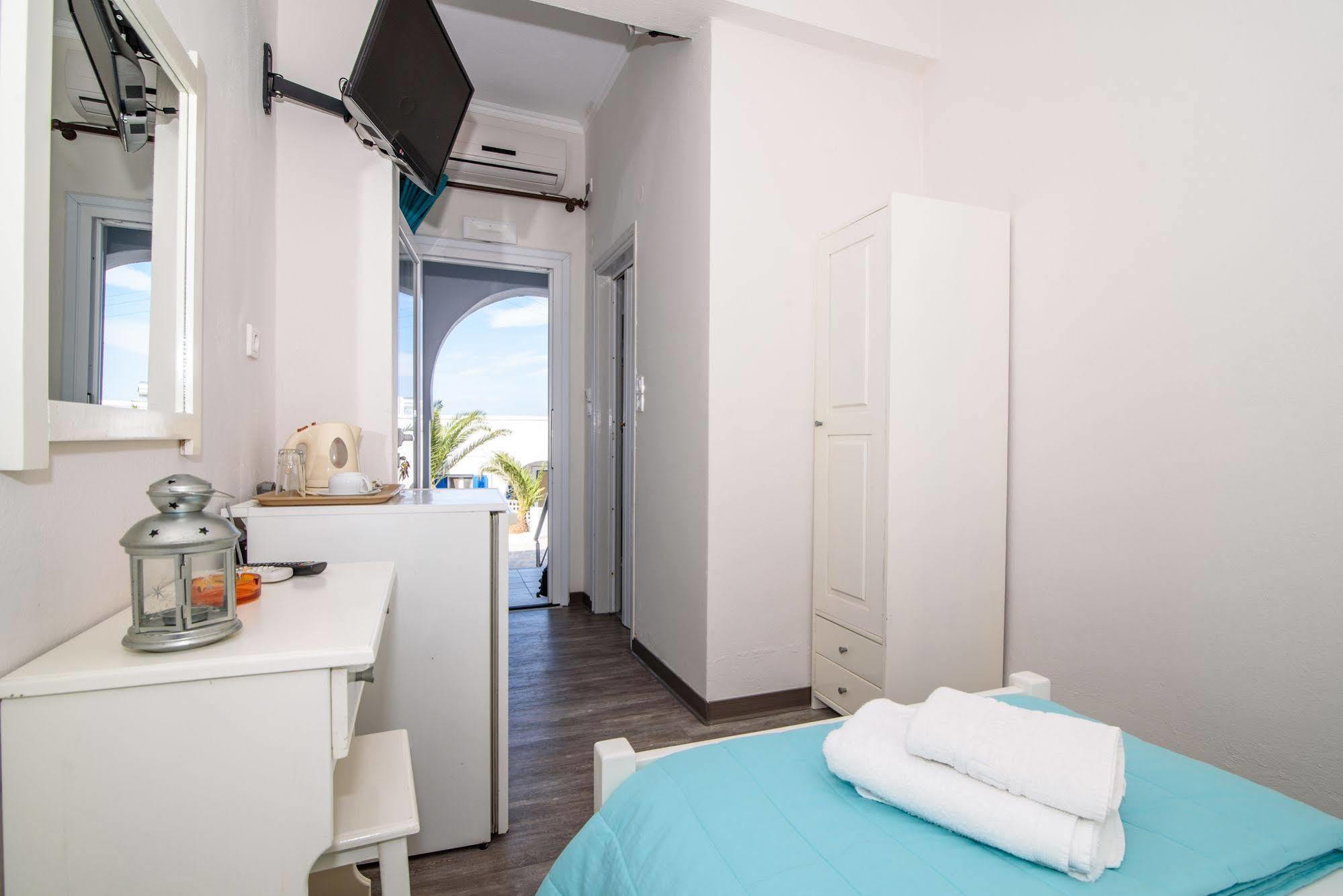 Unique Galini Oia - Adults Only Aparthotel Exterior photo
